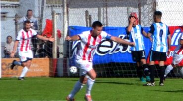 Las dos caras. Los jugadores del Rojo celebran el segundo; los de Argentino lo sufren. Goleada en el clásico firmatense. Gentileza.