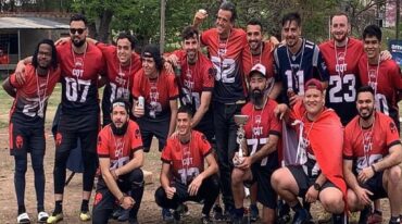Los jugadores de Conquistadores posan con el trofeo.
