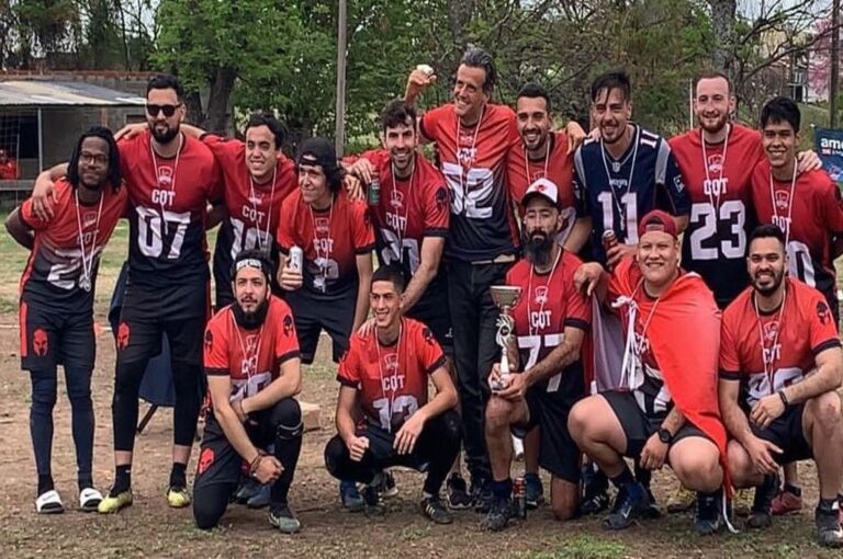 Los jugadores de Conquistadores posan con el trofeo.