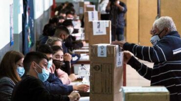 A votar con barbijo. Será una de las postales del domingo de elecciones PASO. Télam