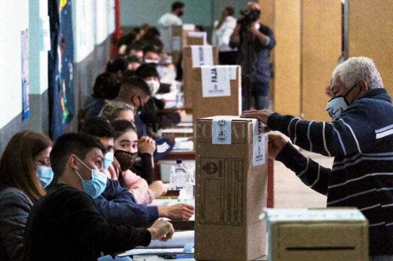 A votar con barbijo. Será una de las postales del domingo de elecciones PASO. Télam