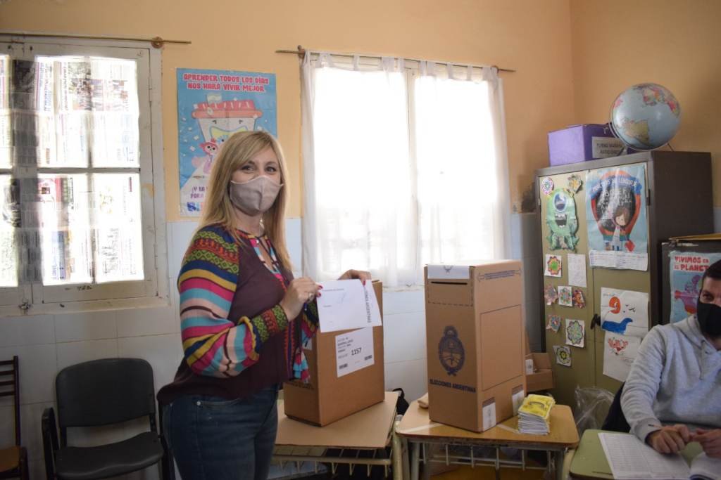 La senadora Sacnun votó en Firmat. Gentileza.