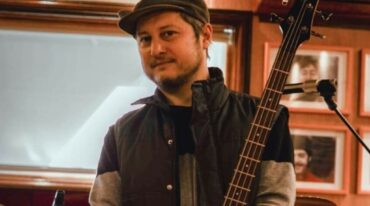 "Recuerdo en mis comienzos en el mundo de la música una guitarra criolla que era de mi mamá