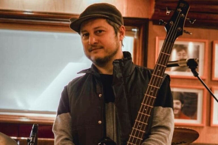 "Recuerdo en mis comienzos en el mundo de la música una guitarra criolla que era de mi mamá