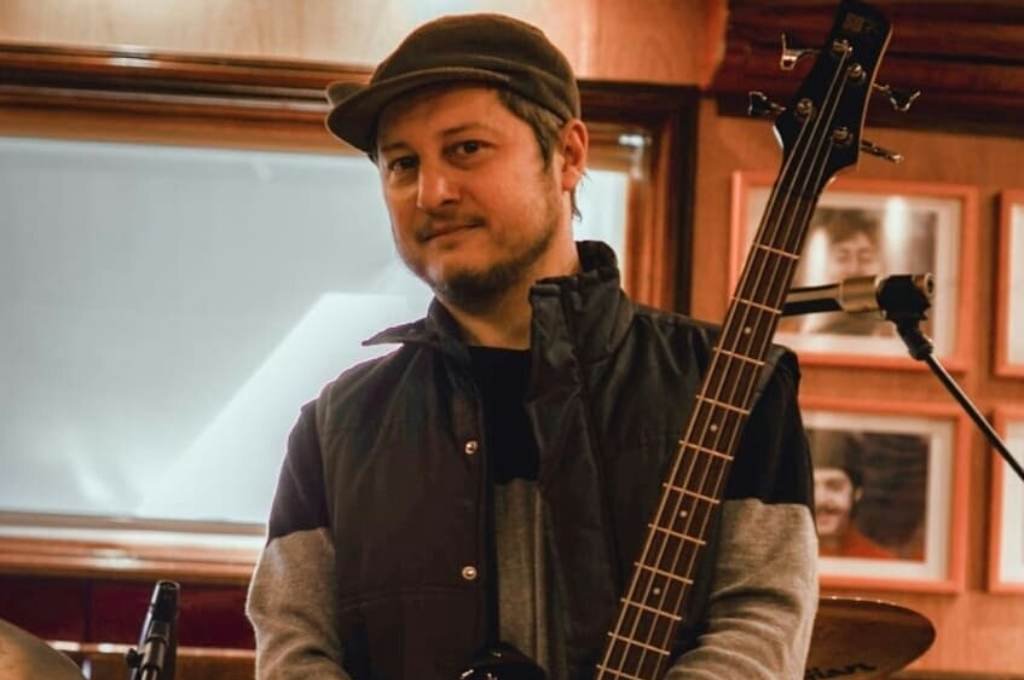"Recuerdo en mis comienzos en el mundo de la música una guitarra criolla que era de mi mamá