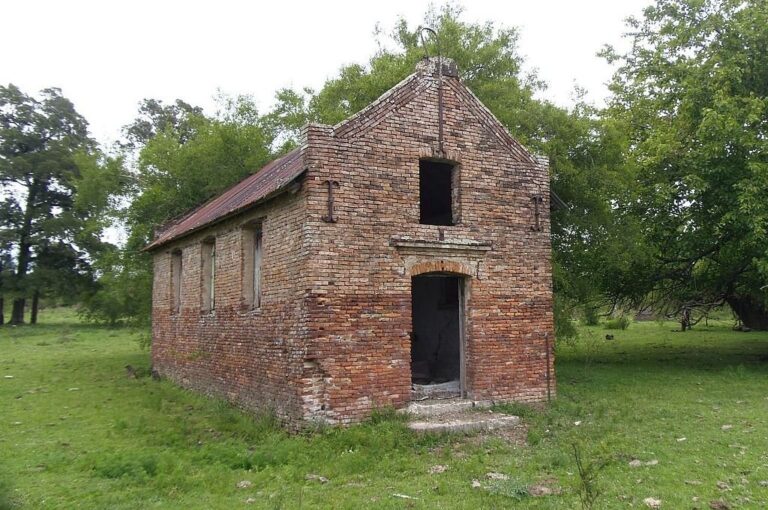 En el lugar se pueden encontrar varios edificios de la época entre los que se destacan la construcción de la Escuela de Artes y Oficios