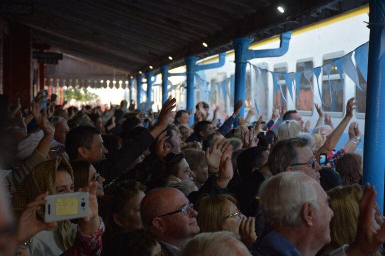 El tren de pasajeros y la alegría en las estaciones