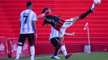 Sebastián Sosa Sánchez disputó todas las pelotas en La Paternal. Gentileza Prensa AAAJ