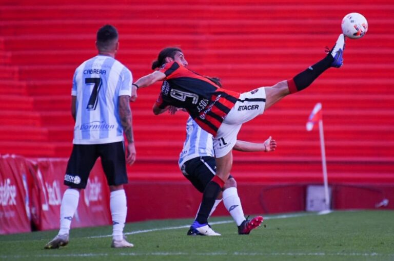 Sebastián Sosa Sánchez disputó todas las pelotas en La Paternal. Gentileza Prensa AAAJ