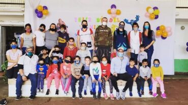 Los jóvenes voluntarios junto al alumnado de la escuela rural de Concordia