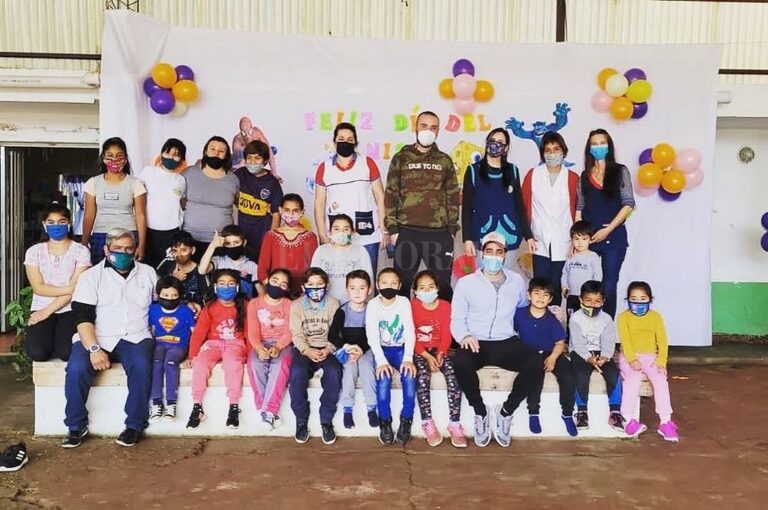 Los jóvenes voluntarios junto al alumnado de la escuela rural de Concordia