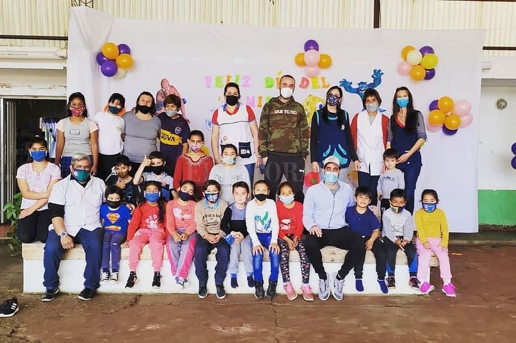 Los jóvenes voluntarios junto al alumnado de la escuela rural de Concordia