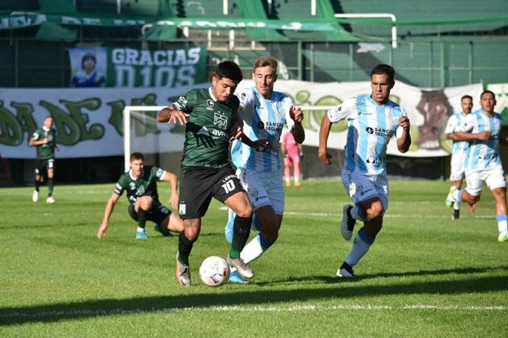 El equipo albiceleste y los verdes se enfrentan en Alberdi. Archivo.