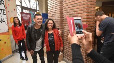 El registro gráfico (sólo ilustrativo) muestra a Piedrabuena tomándose una foto con una seguidora. Fue en un evento solidario de 2018. Las "selfies" en los barrios fue una de sus estrategias. Archivo/ Flavio Raina