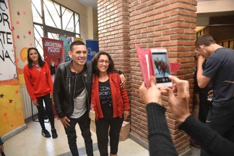 El registro gráfico (sólo ilustrativo) muestra a Piedrabuena tomándose una foto con una seguidora. Fue en un evento solidario de 2018. Las "selfies" en los barrios fue una de sus estrategias.   Archivo/ Flavio Raina