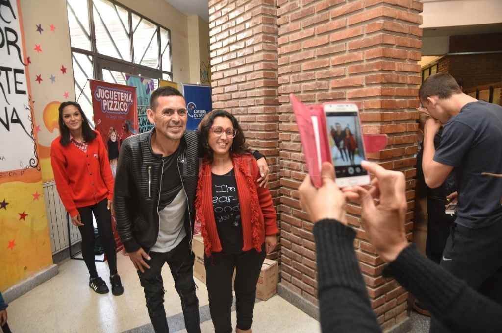 El registro gráfico (sólo ilustrativo) muestra a Piedrabuena tomándose una foto con una seguidora. Fue en un evento solidario de 2018. Las "selfies" en los barrios fue una de sus estrategias.   Archivo/ Flavio Raina