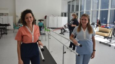 Las kinesiólogas Angélica Ponce y Paula Duranda son parte del equipo de kinesiólogos que trabajan con pacientes derivados por los especialistas para su rehabilitación respiratoria.  Guillermo Di Salvatore
