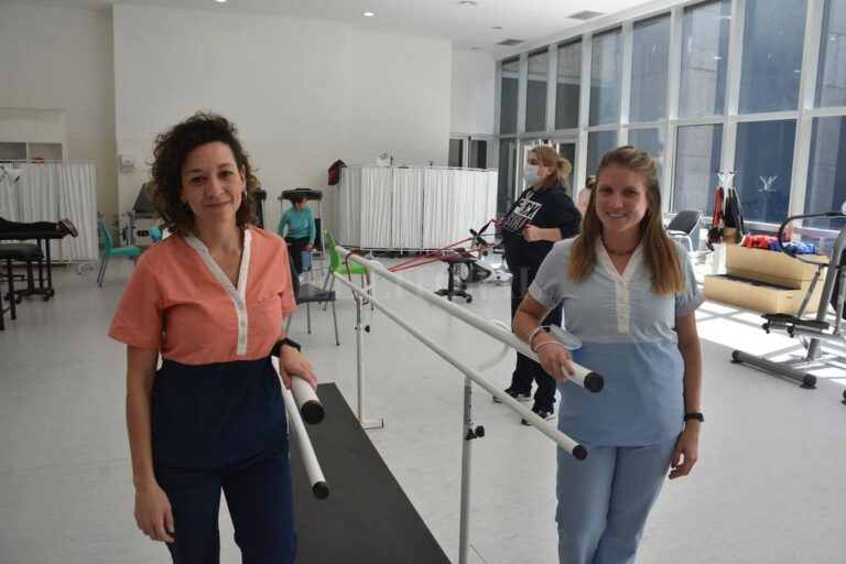 Las kinesiólogas Angélica Ponce y Paula Duranda son parte del equipo de kinesiólogos que trabajan con pacientes derivados por los especialistas para su rehabilitación respiratoria.  Guillermo Di Salvatore
