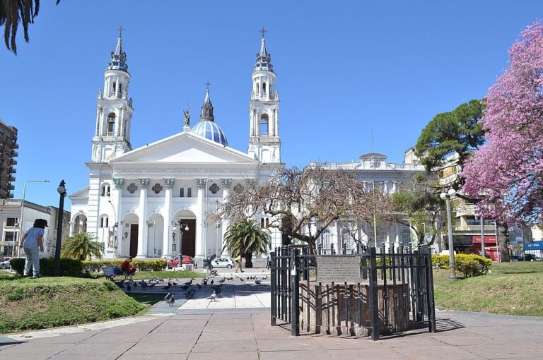 La Plaza 1° de Mayo recibe su nombre 'en conmemoración del Día del Pronunciamiento de Urquiza contra la tiranía de Rosas'