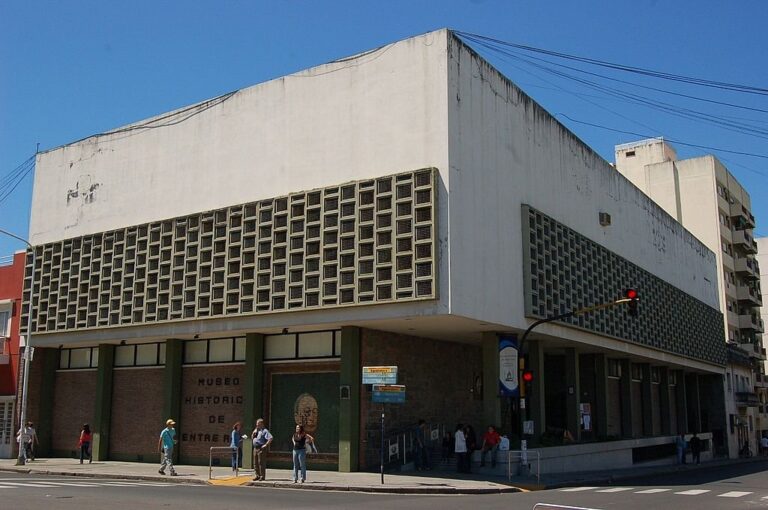 En la esquina de Buenos Aires y Laprida se levanta el edificio del Museo Histórico Provincial