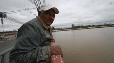 El Renacido. En 2017 El Litoral llevó a Evaristo al Puente Colgante para revivir aquella tarde del 83. Mauricio Garín