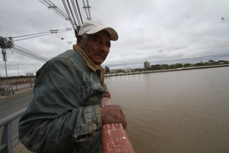 El Renacido. En 2017 El Litoral llevó a Evaristo al Puente Colgante para revivir aquella tarde del 83. Mauricio Garín