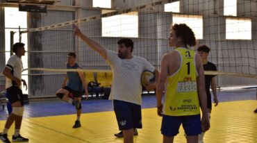 Miguel Juárez le dio intensidad a la observación de jugadores para integrar la plantilla de Paracao en la próxima Liga de Vóleibol Argentina. Luis Gómez