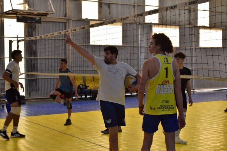 Miguel Juárez le dio intensidad a la observación de jugadores para integrar la plantilla de Paracao en la próxima Liga de Vóleibol Argentina. Luis Gómez