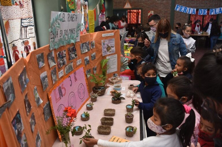 En la escuela República Oriental del Uruguay compartieron una jornada a puro verde primaveral. Guillermo Di Salvatore