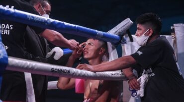 Los estudios médicos determinarán si Matías Lovera sufrió o no una lesión en su ojo. Gentileza Boxeo de Primera
