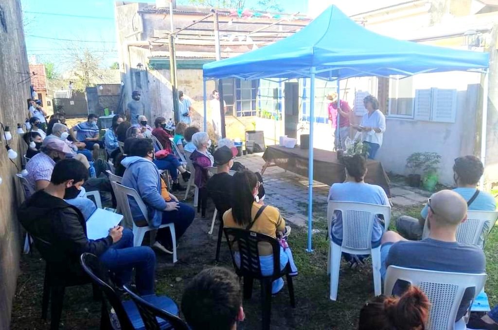 Hubo participantes experimentados y otros que por primera vez estaban interesados en cultivar. Se habló sobre la germinación de la semilla