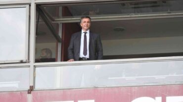 Astore observando su primer partido como presidente de Newell's