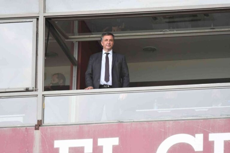 Astore observando su primer partido como presidente de Newell's