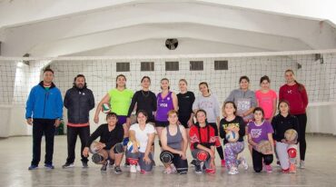 Parte de los planteles femeninos de la Escuela de Vóley La Paz palpitaron con MIRADOR ENTRE RÍOS la inminencia del aniversario junto a sus entrenadores. Melissa Curá