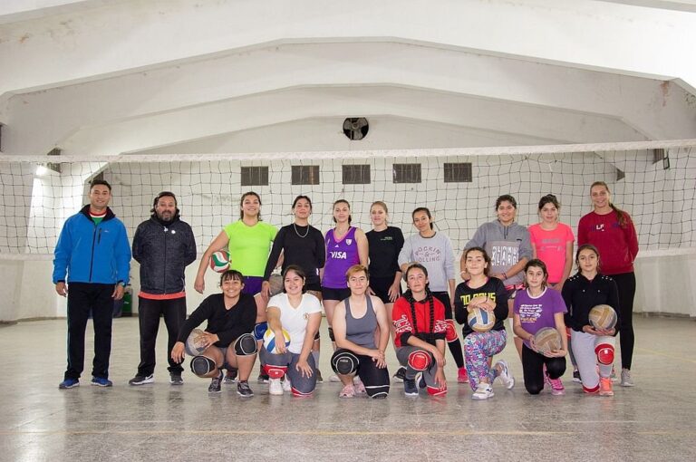 Parte de los planteles femeninos de la Escuela de Vóley La Paz palpitaron con MIRADOR ENTRE RÍOS la inminencia del aniversario junto a sus entrenadores. Melissa Curá