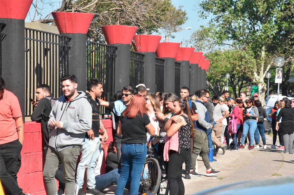 Fue incesante el movimiento que hubo en la sede de Colón y que continuará durante todos estos días en los que se atenderá en horario corrido. Guillermo Di Salvatore