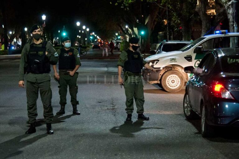 Gendarmería en las calles de Rosario. Controles "visibles" tras los anuncios de Aníbal Fernández junto a Omar Perotti. Marcelo Manera