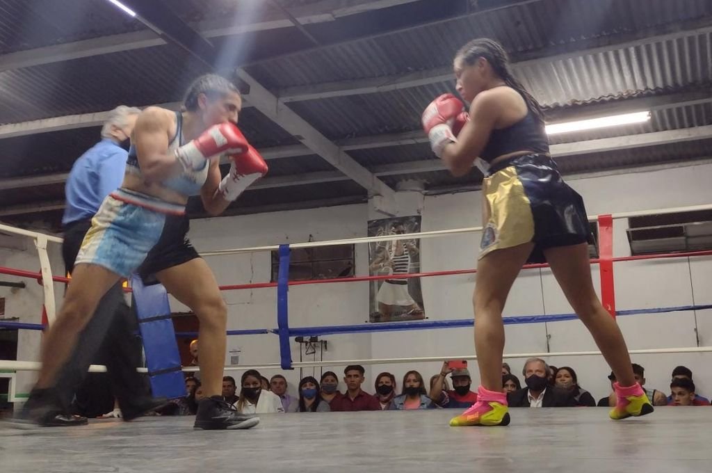 Milagros Segovia y Florencia Cuello protagonizaron una entretenida pelea. Víctor Ludi