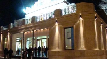El teatro fue fundado en 1893 por la Sociedad Italiana que lo construyó en la intersección de España y Dante Alighieri llamado primeramente "teatro Italiano". Gentileza.
