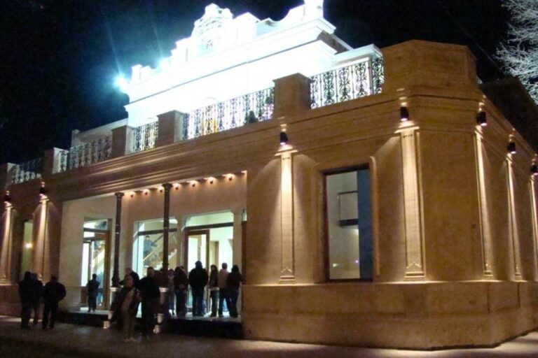 El teatro fue fundado en 1893 por la Sociedad Italiana que lo construyó en la intersección de España y Dante Alighieri llamado primeramente "teatro Italiano". Gentileza.