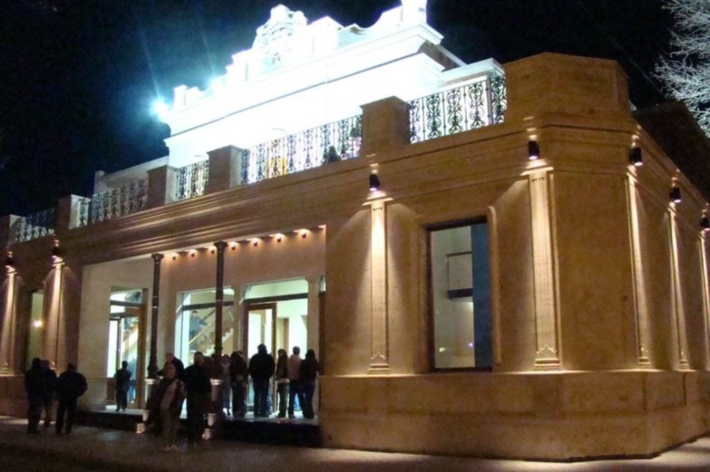 El teatro fue fundado en 1893 por la Sociedad Italiana que lo construyó en la intersección de España y Dante Alighieri llamado primeramente "teatro Italiano". Gentileza.