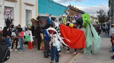 La comunidad educativa mostró sus reclamos con originales diseños artísticos.