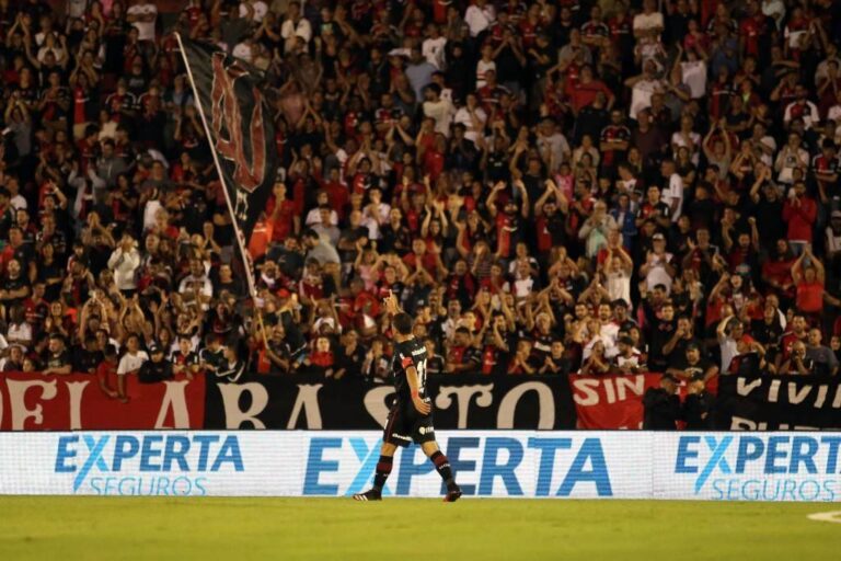 Postal necesaria: vuelve el público al Coloso; vuelve Maxi al primer equipo. Gentileza: prensa Newell's Old Boys.