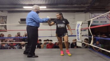 Milagros Segovia es felicitada por el experimentado árbitro Rubén Beñez. Víctor Ludi