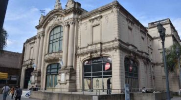 El frente del Teatro Municipal será uno de los lugares a intervenir. El municipio espera la aprobación de la Comisión Nacional de Monumentos