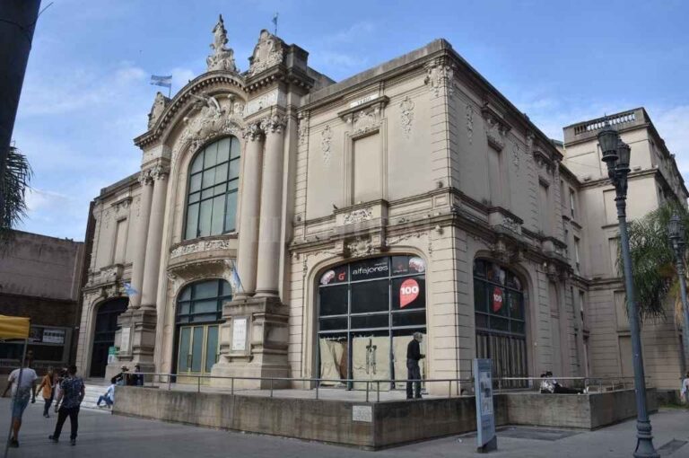 El frente del Teatro Municipal será uno de los lugares a intervenir. El municipio espera la aprobación de la Comisión Nacional de Monumentos