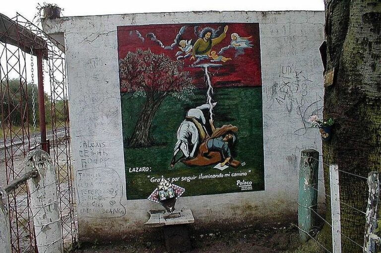 Las ofrendas a un 'santo milagrero' no reconocido por la Iglesia Católica.