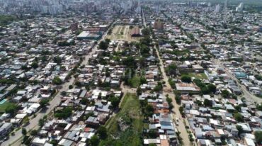 Vista. La estación de FFCC Mitre y los terrenos intrusados sobre la traza por donde pasaría el tren. Fernando Nicola