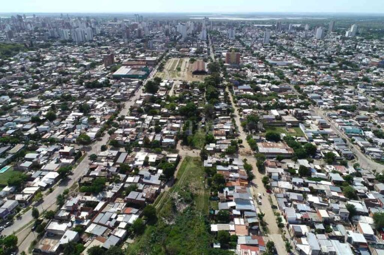 Vista. La estación de FFCC Mitre y los terrenos intrusados sobre la traza por donde pasaría el tren. Fernando Nicola