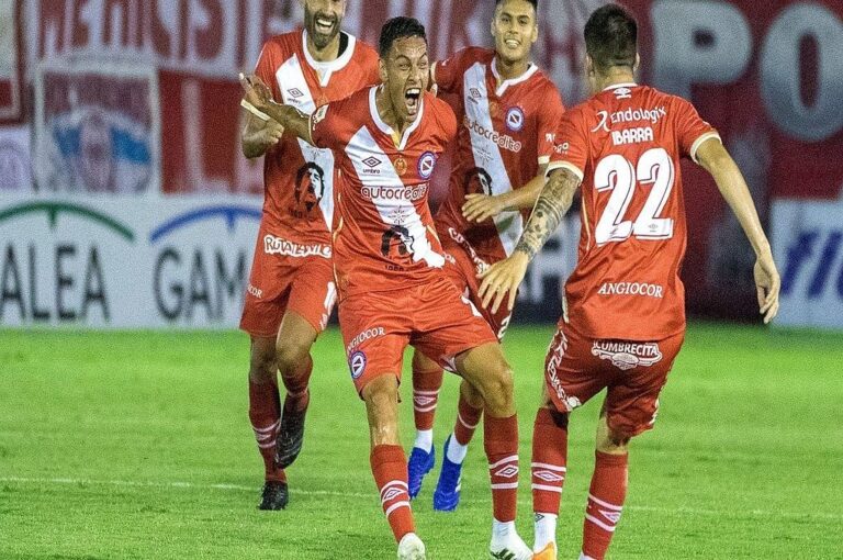 Matías Romero mantiene charlas con los dirigentes de Patronato.